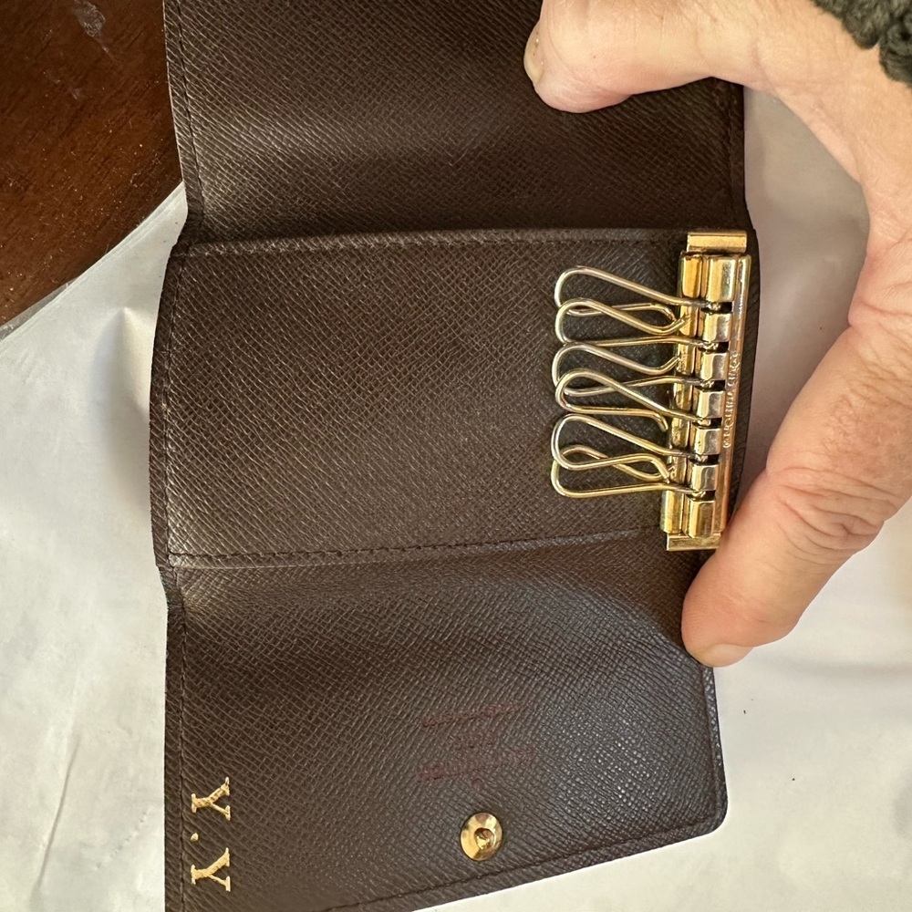 Authentic Louis Vuitton 6 key holder in Damier Ebene - Picture 5 of 9